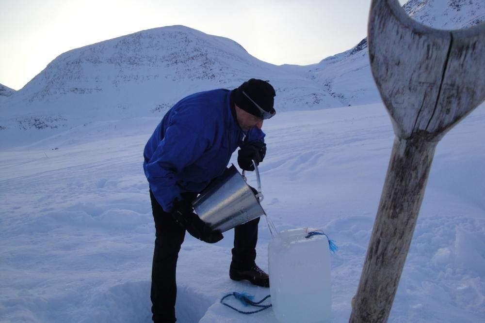 Récupération d'eau à proximité d'un refuge suédois © Doriane Argaud