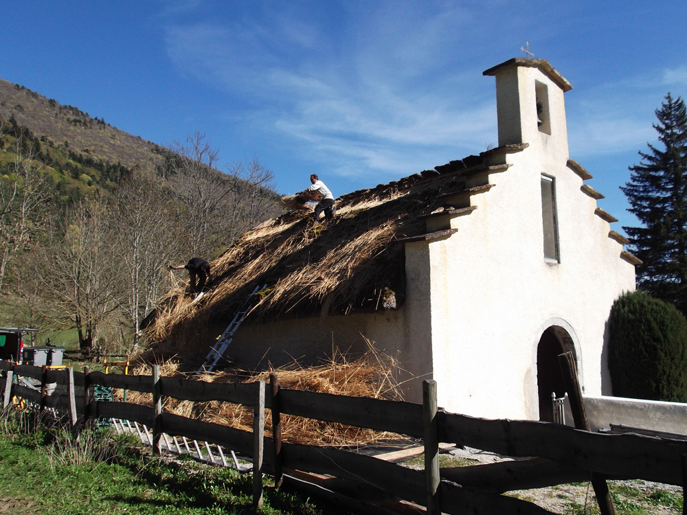 Retrait de l'ancien toit de la chapelle @ Lionel Laurent