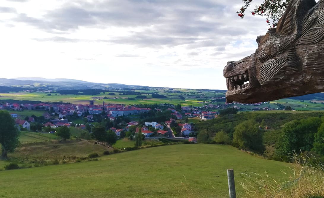 Saugues et sa légendaire bête du Gévaudan qui veille sur le village © Adrien Ozanon