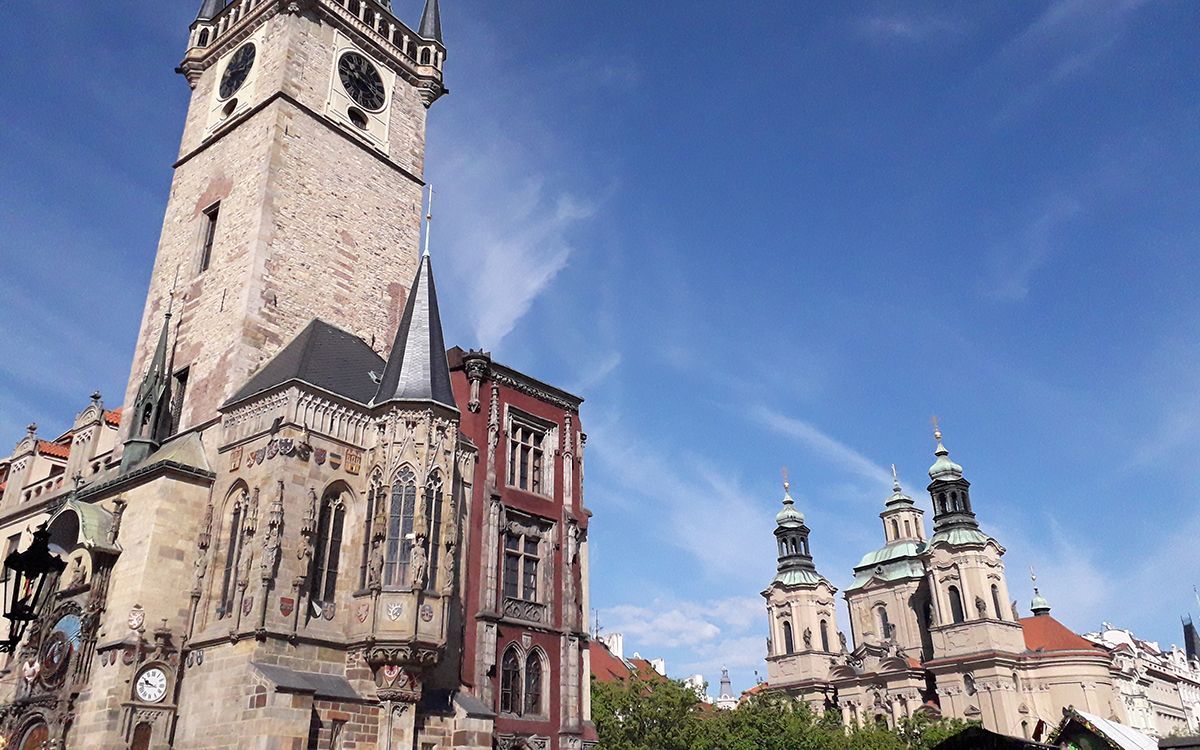 La place de la Vieille Ville avec la tour de l’hôtel de ville et l’église St Nicolas