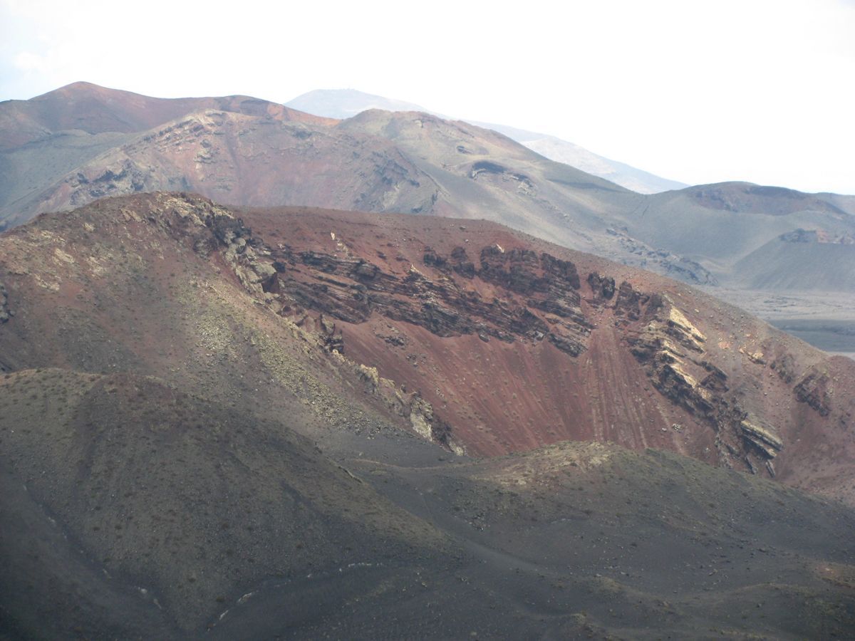 Du sommet, nous apercevons les volcans plus récents responsables de la coulée de lave de 1730-1736