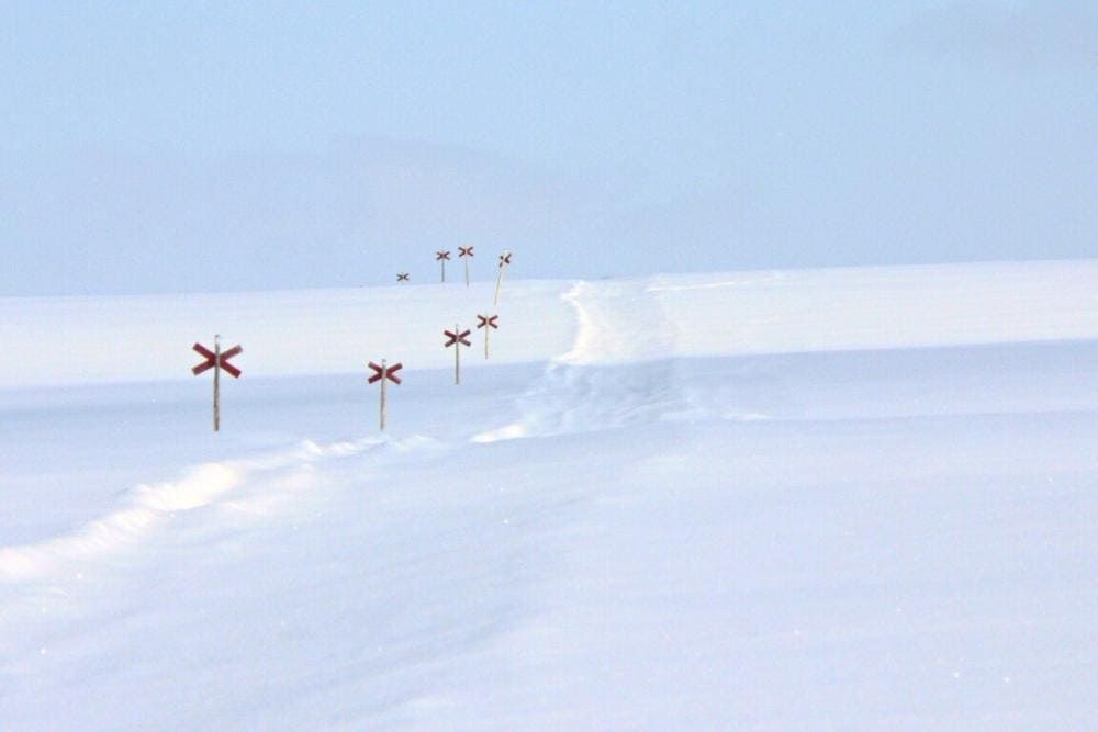 Chemin de croix rouge pour se repérer sur le désert polaire © Wilfrid Valette
