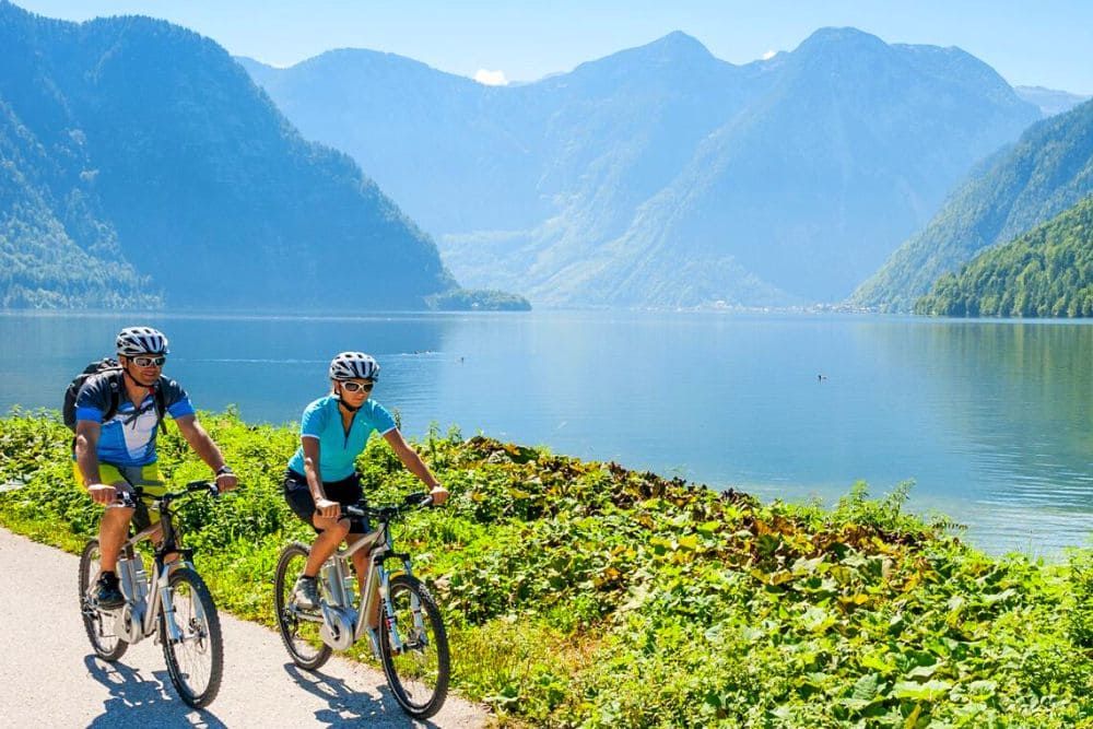Cyclistes au bord du lac d'Hallstatt 