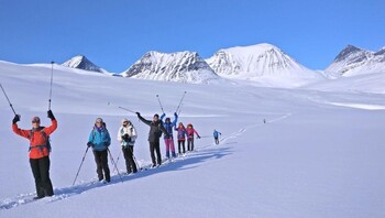 Groupe de skieurs de randonnée nordique sur la Kungsleden