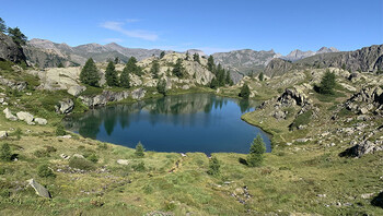 Lac au milieu de la Grande Traversée des Alpes © Didier Papion