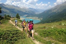 Randonnée au-dessus des lacs de l'Engadine en Suisse
