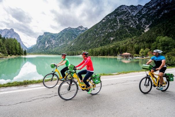 Vélo autour du lac Dobbiaco dans les Dolomites