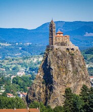 J1 Rocher et abbaye de Saint Michel Aiguilhe ©AdobeStock - Pernelle voyage