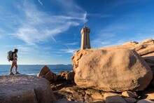 Phare de Men Ruz sur la côte de Granit Rose