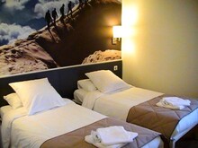 Chambre lits jumeaux de l'hôtel La Grande Cordée