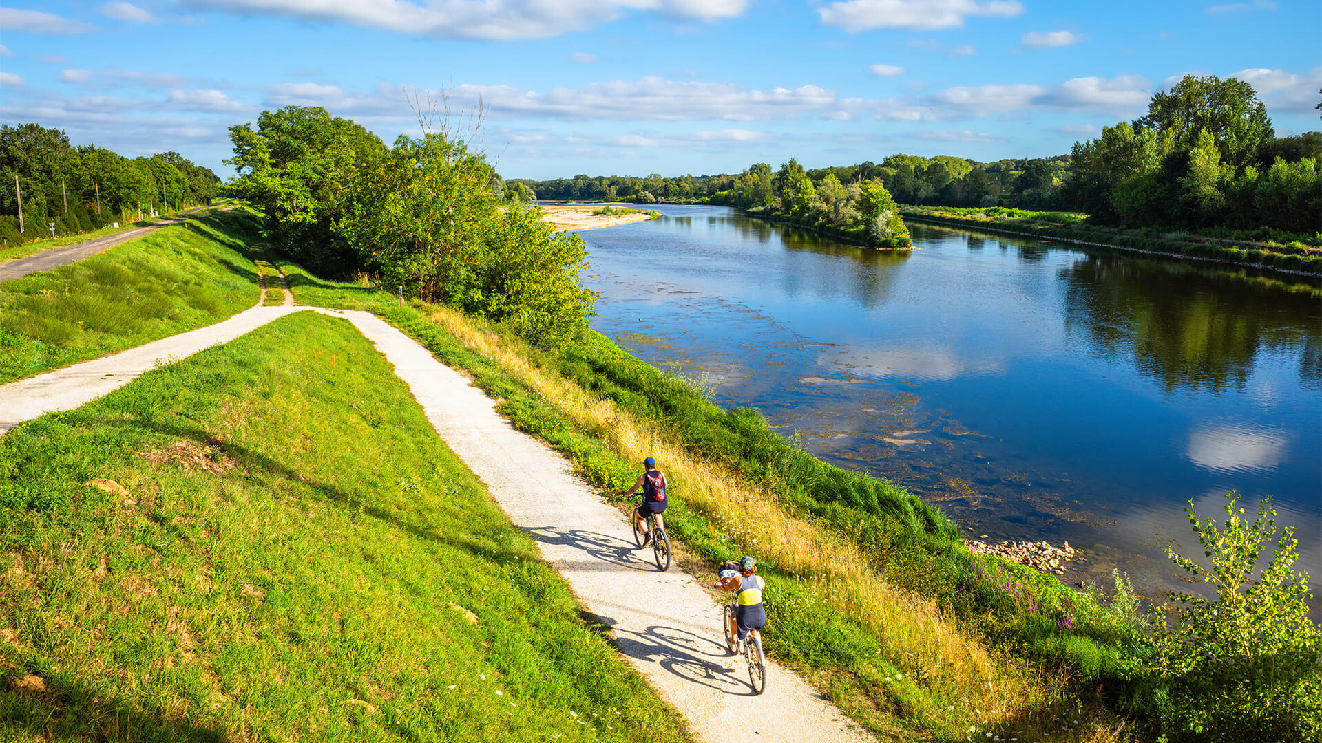 Cyclistes le long de la Loire © Adobe Stock