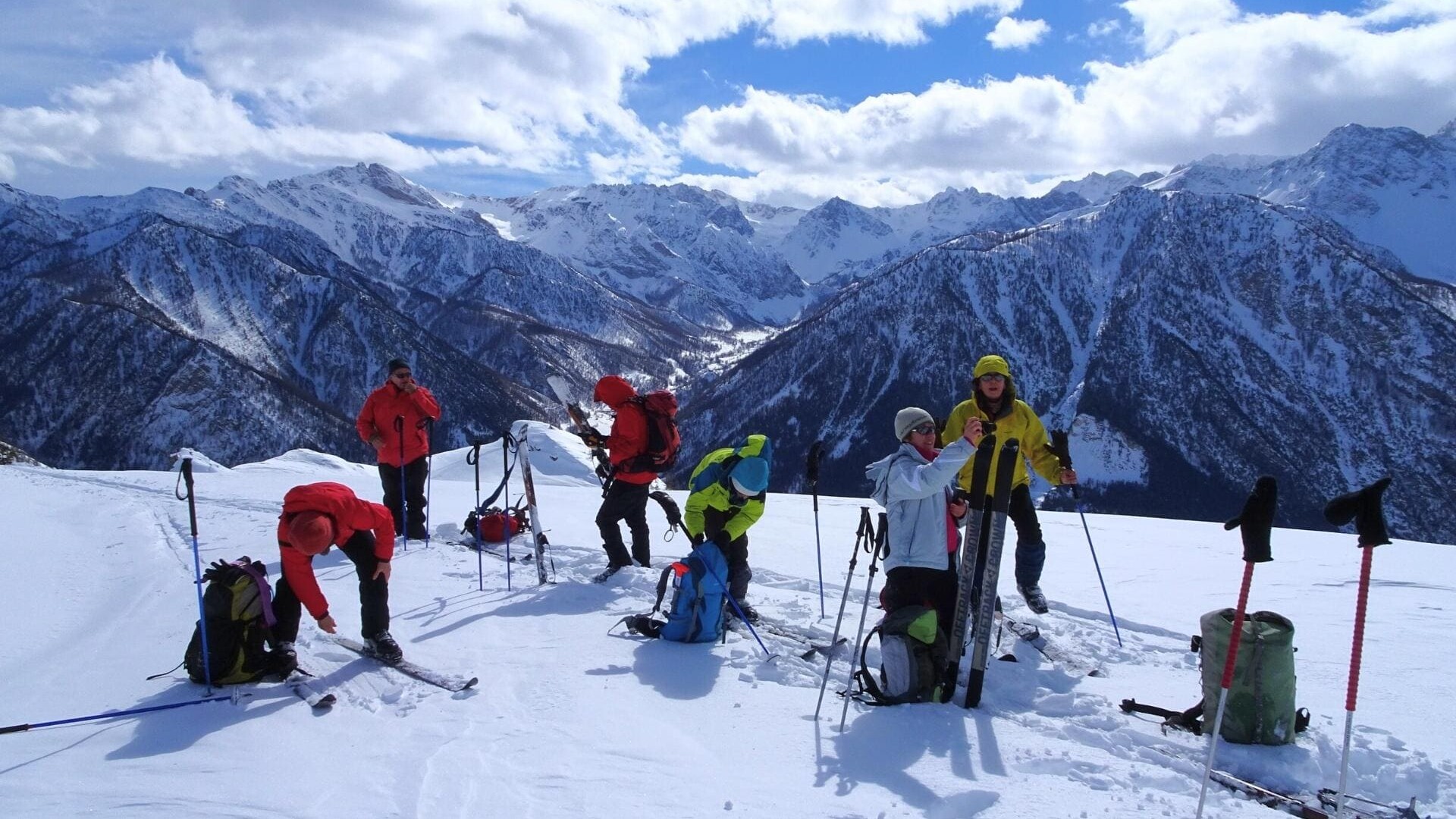 Groupe de skieurs de randonnée nordique avec panorama sur le val Maira en hiver dans le Piémont en Italie