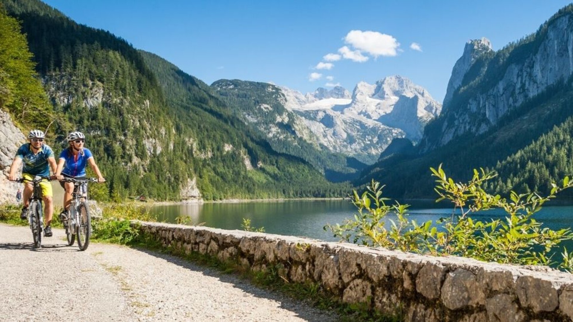 Cyclistes à VTT au bord du lac de Gosau 
