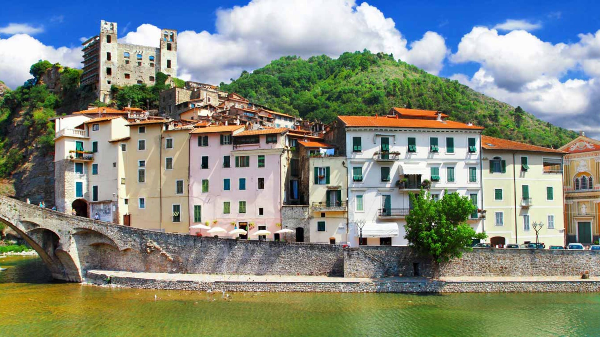 Le joli village de Dolceacqua en Ligurie en Italie