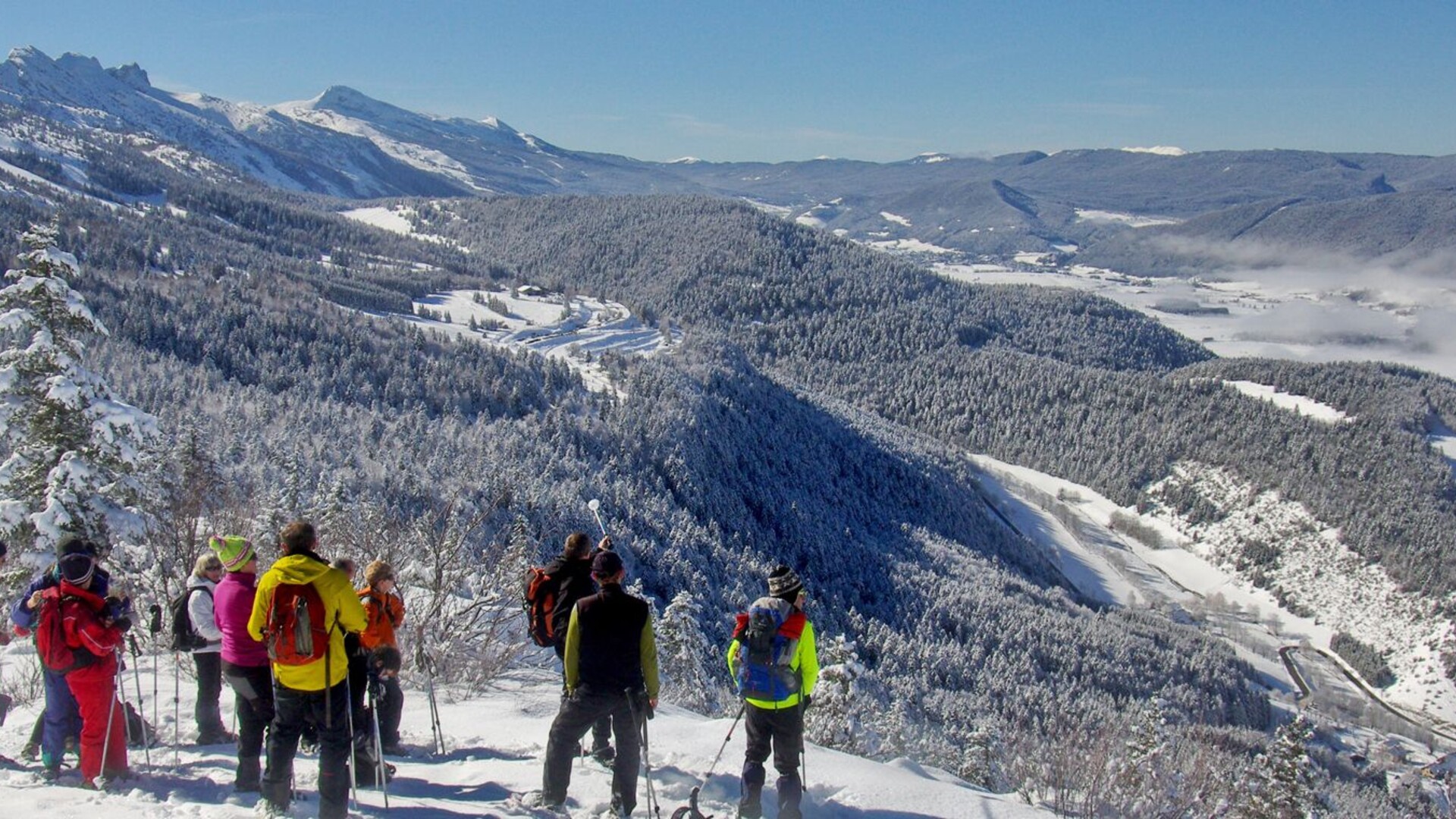 Groupe de randonneurs devant le massif du Vercors en hiver, depuis les Ramées
