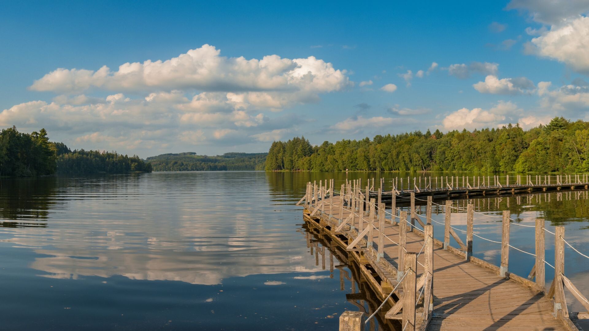 Vue panoramique du lac de Settons, Morvan