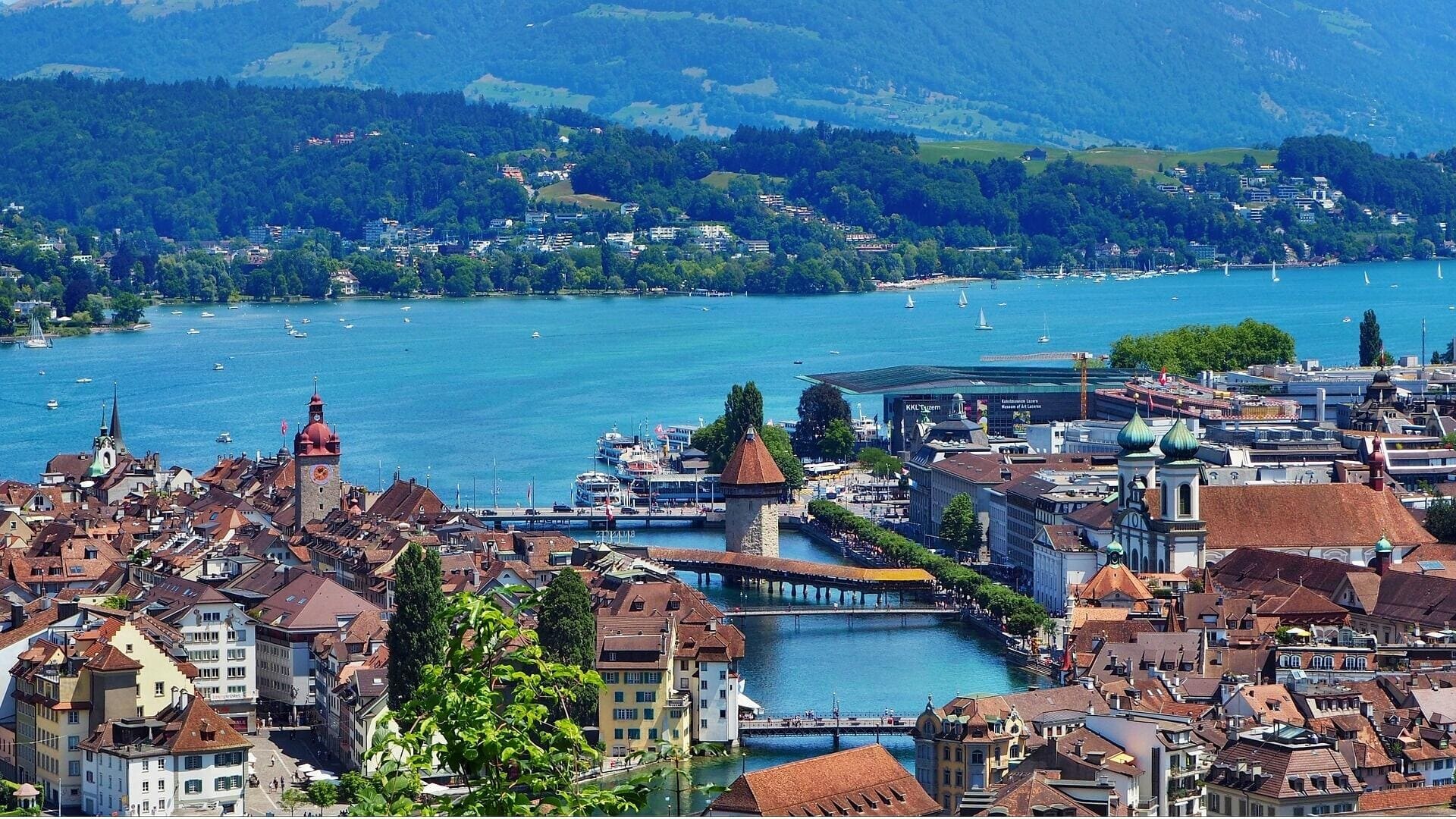 La route des lacs en Suisse a velo Grand Angle