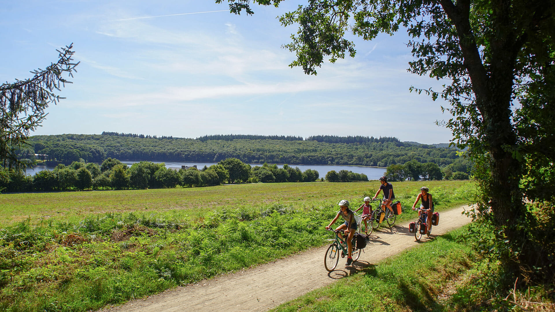 Cyclistes au bord du lac de Guerledan sur la Vélodyssée