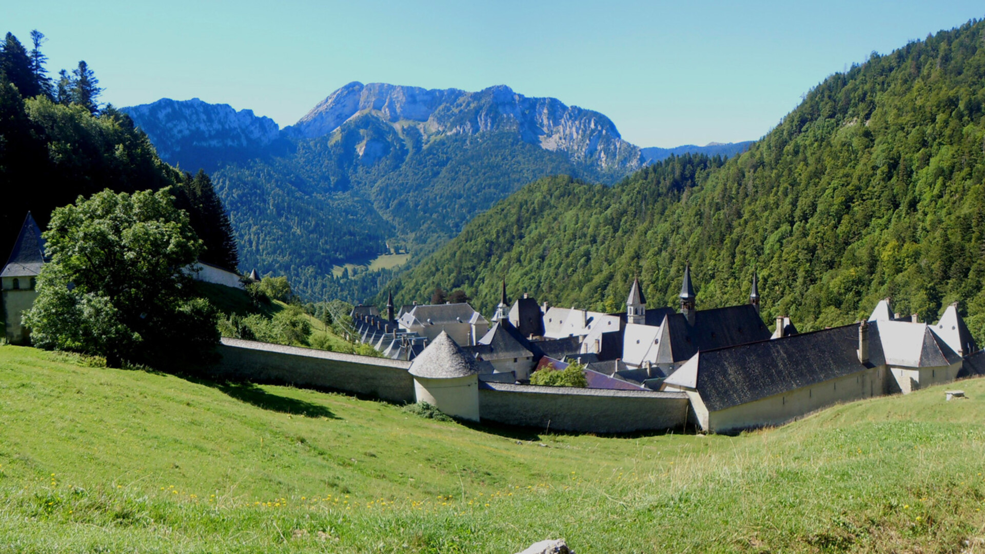 Découvrez le Monastère de la grande Chartreuse au cours de votre randonnée dans le massif de la Chartreuse