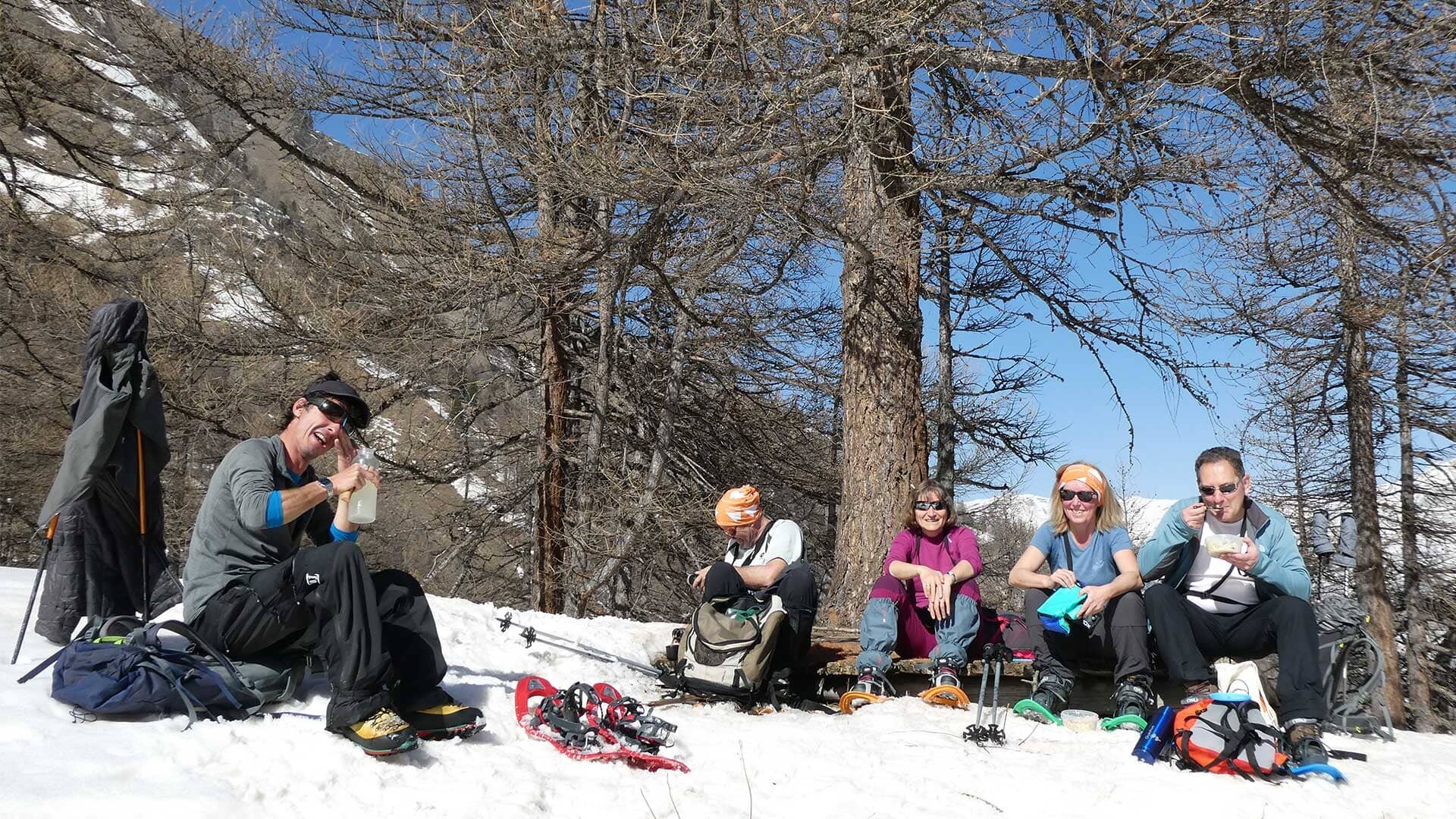 pause-dejeuner-groupe-raquettes-queyras