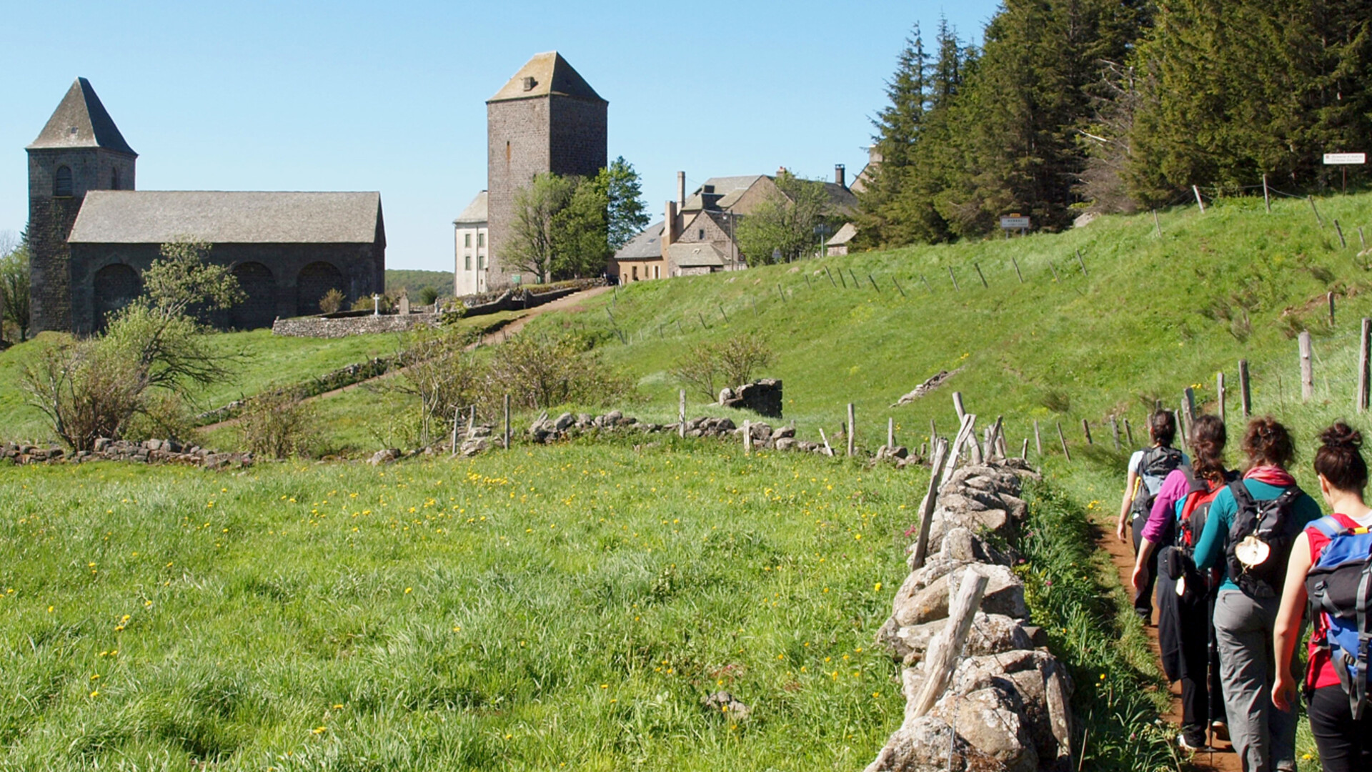 Randonnée au village d'Aubrac, sur le chemin de Saint-Jacques de Compostelle