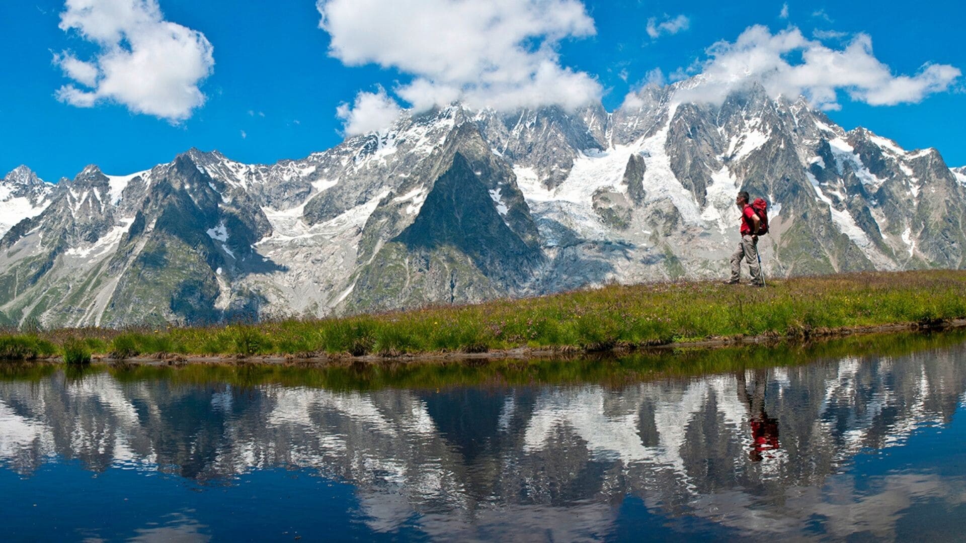 Randonneur sur le tour du Mont Blanc