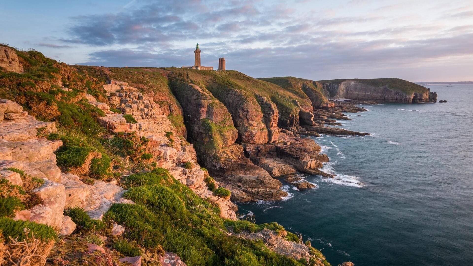 Le cap Fréhel et son phare à Plévenon en Bretagne