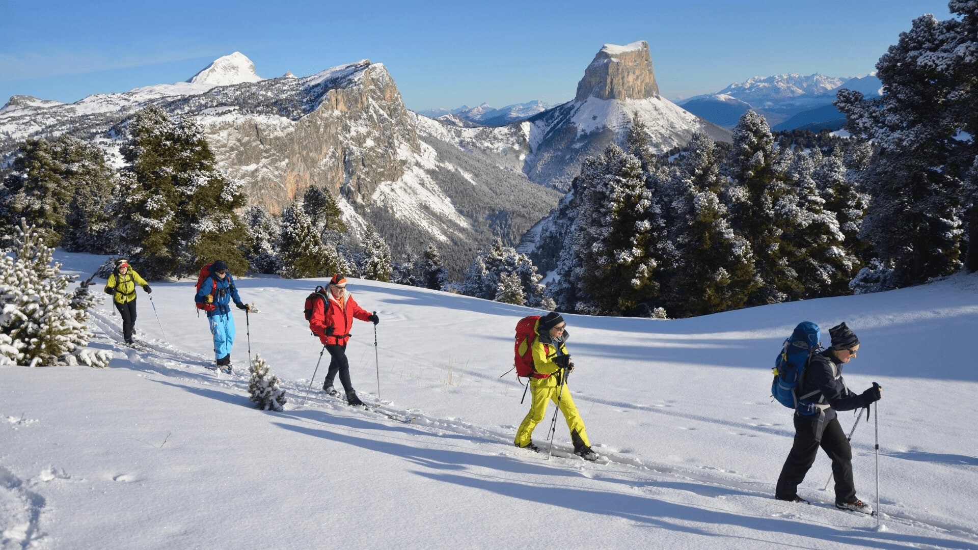 Ski de randonnée nordique devant le Mont Aiguille - Vercors