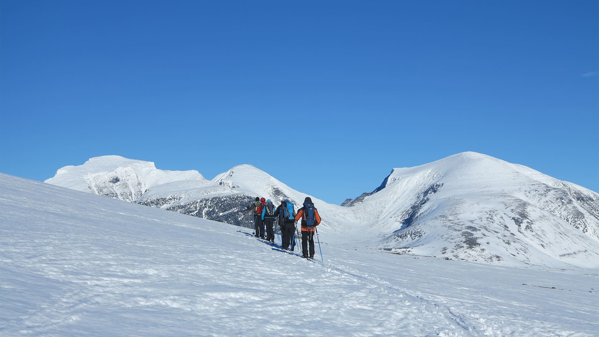 skieurs massif du Rondane Norvege