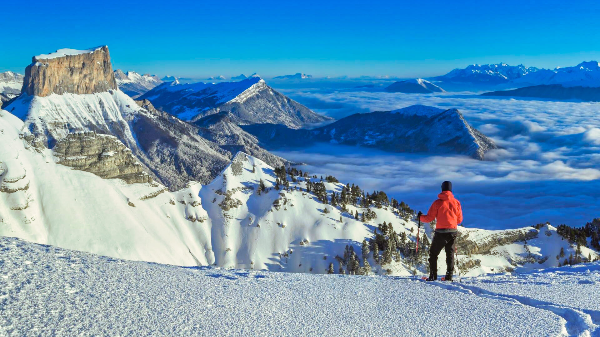 Vue sur le Mont Aiguille dans le Vercors, en raquettes à neige