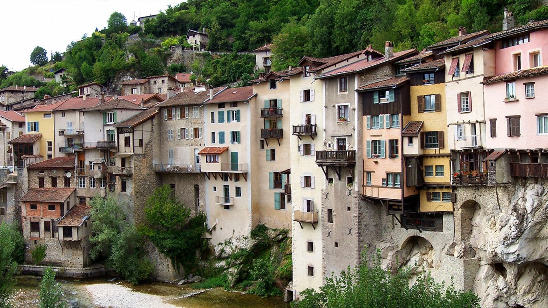 Le village de Pont-en-Royans dans le massif du Vercors