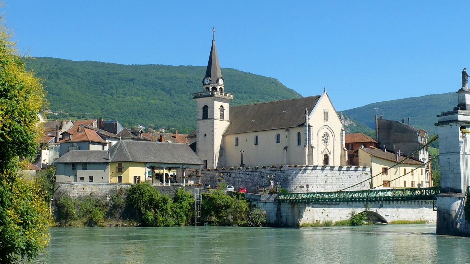 La ville de Seyssel au bord du Rhône, dans l'Ain