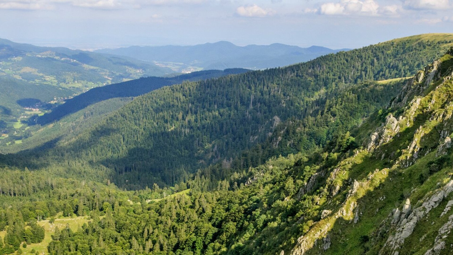 Vue sur la vallée de la Fecht depuis le Hohneck dans les Vosges