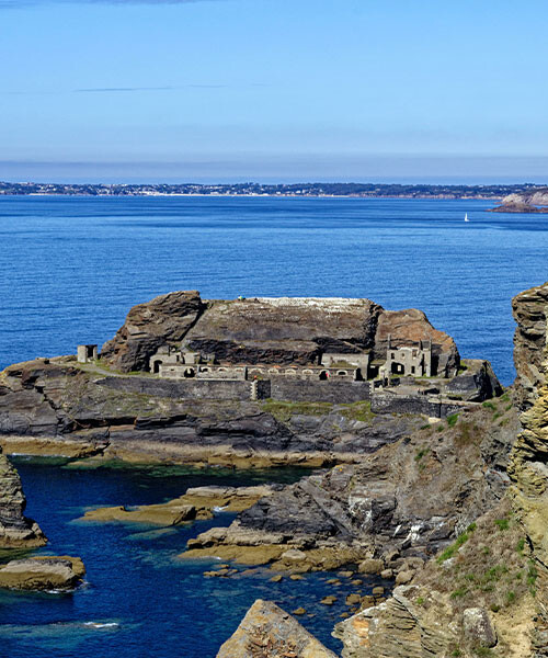 Ilot-des-capucins-sur-la-route-des-fortications © Adobe stock