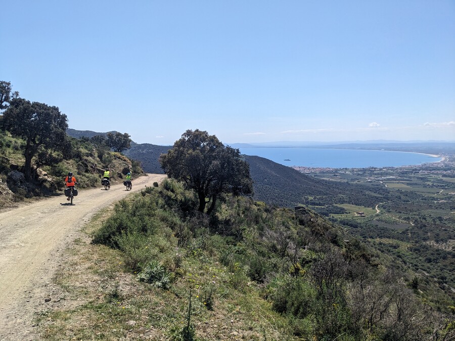 Cyclistes dans la descente vers cadaquès vue sur roses © Quentin Vanaker