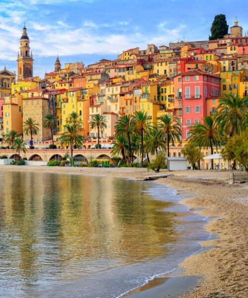 La ville et la plage de Menton © Adobe Stock