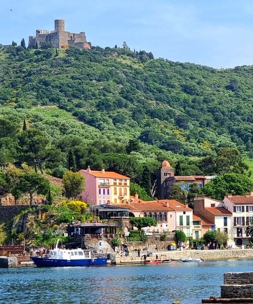 Vue sur le fort Saint Elme et la plage de Collioure