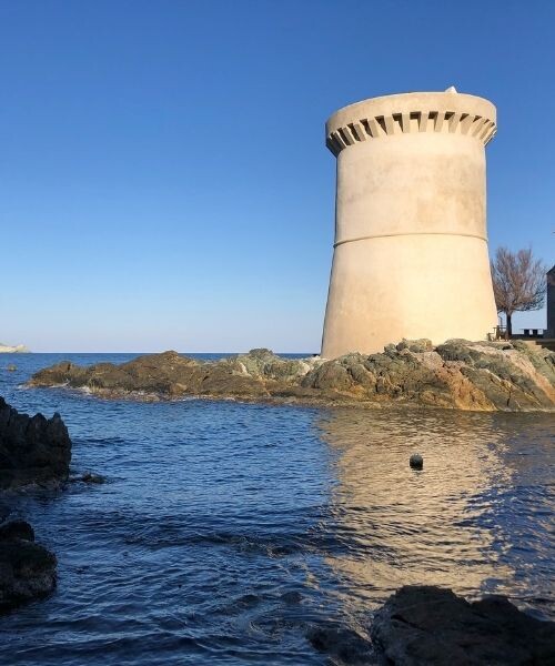 Village de Barcaggio et l'ile de Giraglia au large © Viamonts © Corsica aventure Village de Barcaggio et l'ile de Giraglia au large