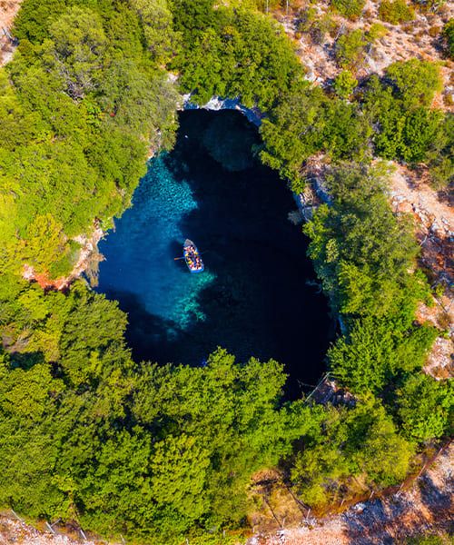 Lac et grotte de Melissani en Cephalonie © Daliu AdobeStock