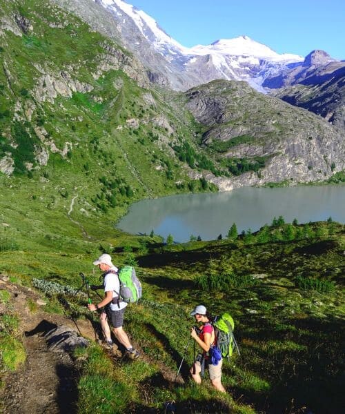 Randonneurs au bord du lac