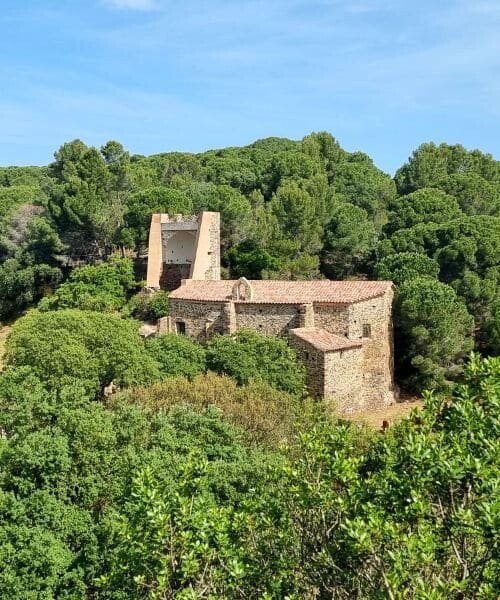 Constructions de pierres à l'intérieur des terres