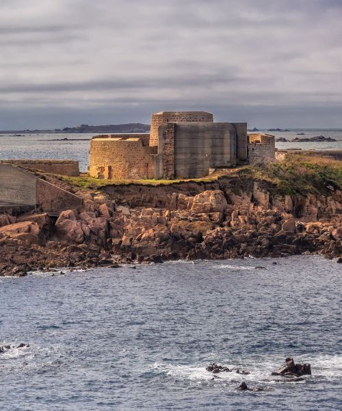 Vue sur le Fort Hommet depuis la côte © Visit Guernsey-min
