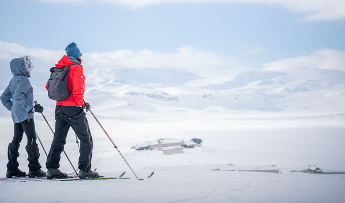 Skieurs devant Finsehytta