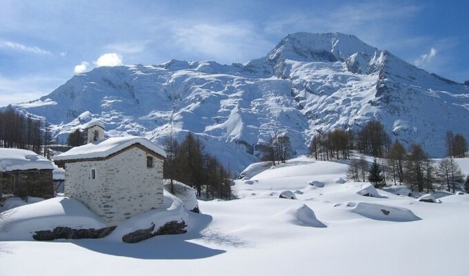 Le Mont Pourri 3655 m surplombant le village du Monal