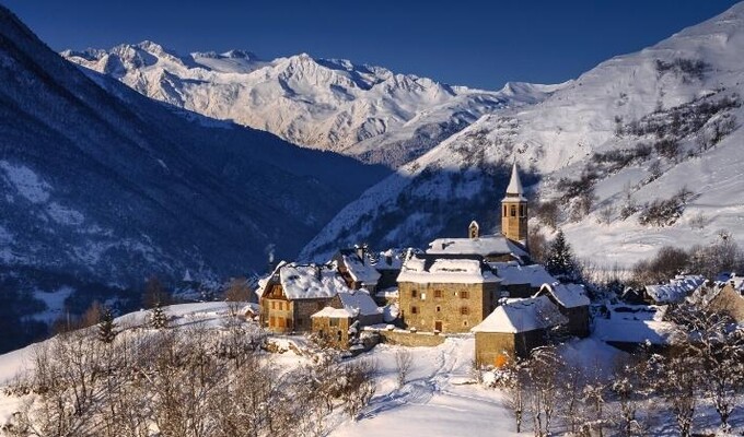 Village de Montgarri en hiver, dans le Val d'Aran, Pyrénées