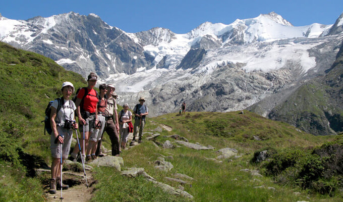 Randonneurs devant les sommets du Schalihorn et du Weisshorn © Beatrix Voigt Randonneurs devant les sommets du Schalihorn et du Weisshorn