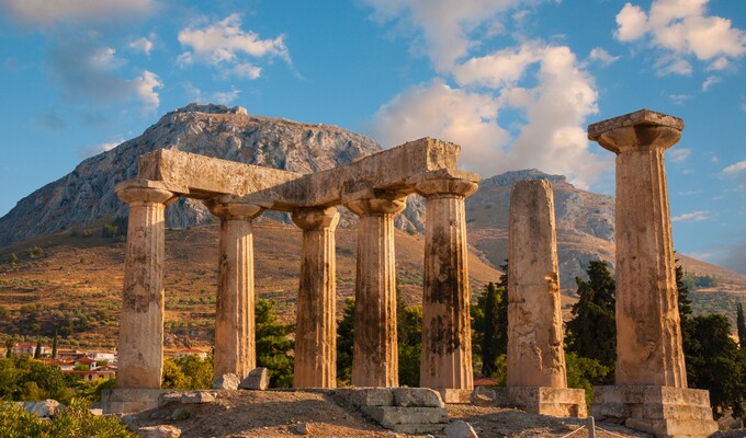Temple d'Apollon et la forteresse Corinthe © Adobe Stock