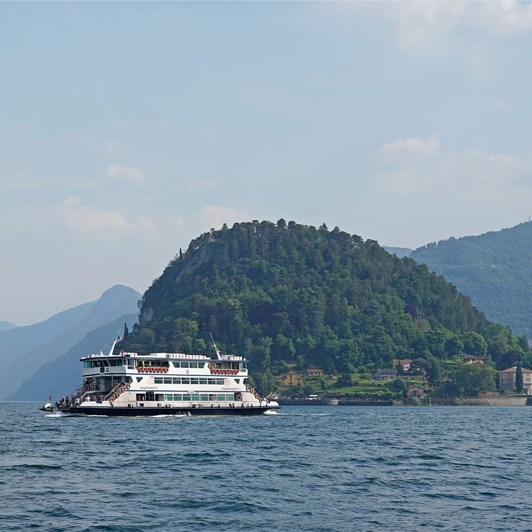 Traversée du lac en bateau © Adobe stock