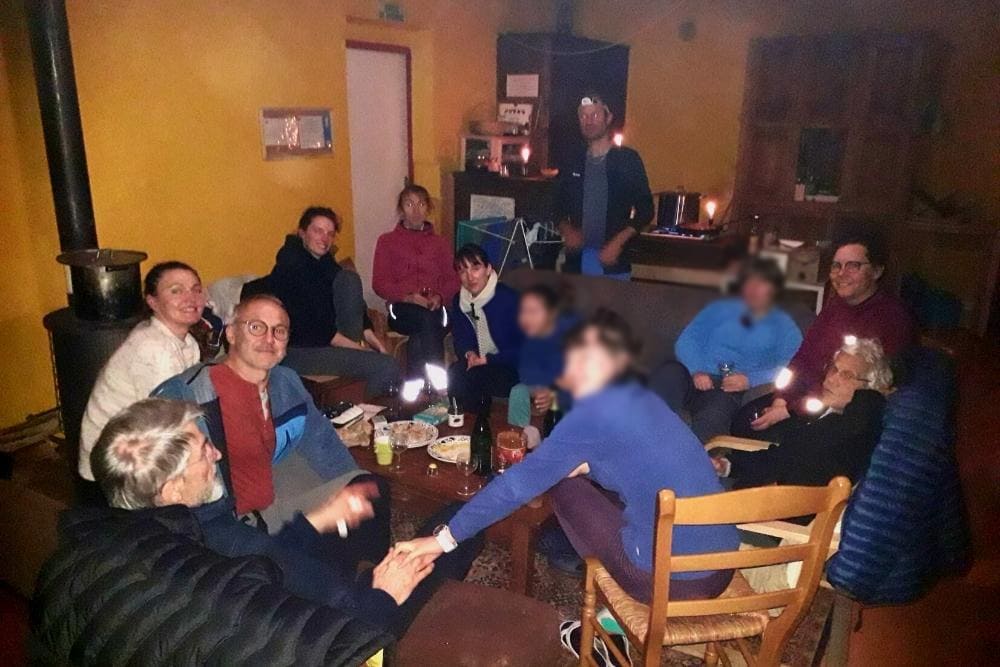 Famille de voyageurs dans le refuge d'Esparron dans le Vercors © Annie Rayrat