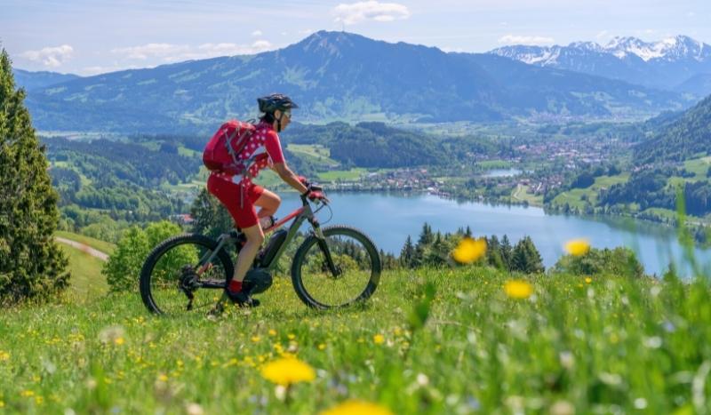 Cycliste en vélo à assistance électrique (VAE) en Bavière © AdobeStock